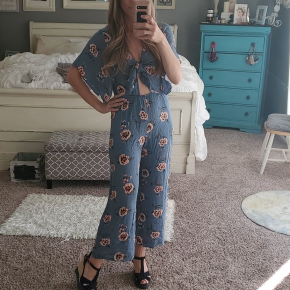Everly Dresses & Skirts - ❤ Everly Floral Jumpsuit S ❤